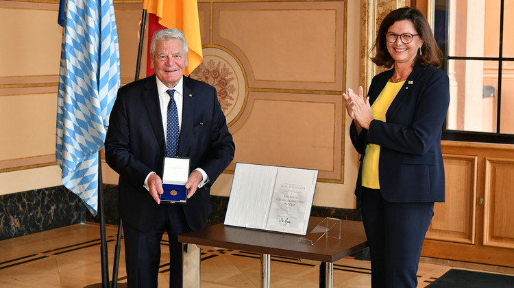 Landtagspräsidentin Ilse Aigner zeichnete Bundespräsident a.D. Joachim Gauck im Lesesaal des Maximilianeums mit der Verfassungsmedaille in Gold aus. 