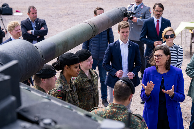 Landtagspräsidentin Ilse Aigner bei ihrem Truppenbesuch im oberpfälzischen Pfreimd 
