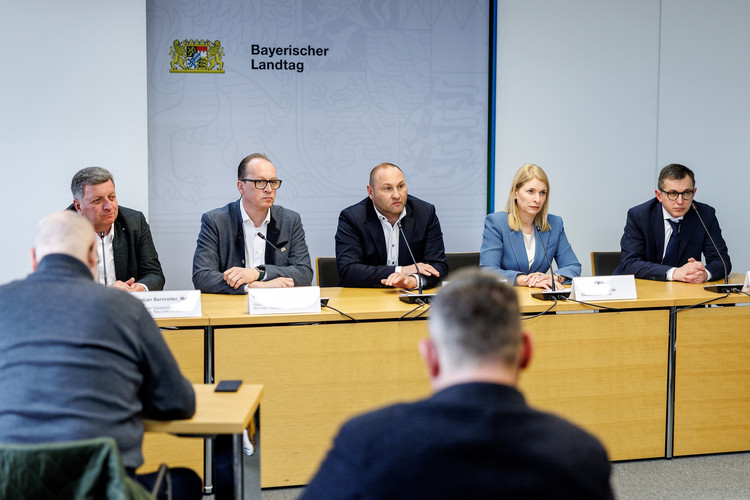 Der Vorsitzende des Verkehrsausschusses des Bayerischen Landtags, Jürgen Baumgärtner (CSU), der Stv. Vorsitzende Martin Behringer (FREIE WÄHLER), Staatsminister für Wohnen, Bau und Verkehr Christian Bernreiter (CSU) mit der Vorstandsvorsitzenden der Deutschen Bahn AG, Evelyn Palla, bei der Pressekonferenz zur Zukunft des Bahnverkehrs in Bayern