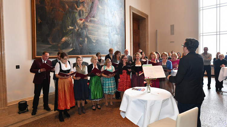 Der Landtagschor brachte dem Amtschef zu seinem besonderen Geburtstag ein Ständchen dar.