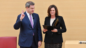 Swearing-in ceremony | photo: Rolf Poss