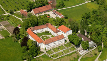 Luftaufnahme des ehemaligen Augustiner Chorherrenstifts auf der Insel Herrenchiemsee