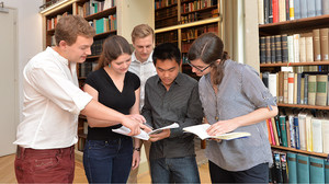 Stipendiaten in der Stiftungsbibliothek - Copyright: Bildarchiv Bayerischer Landtag - Foto: Rolf Poss