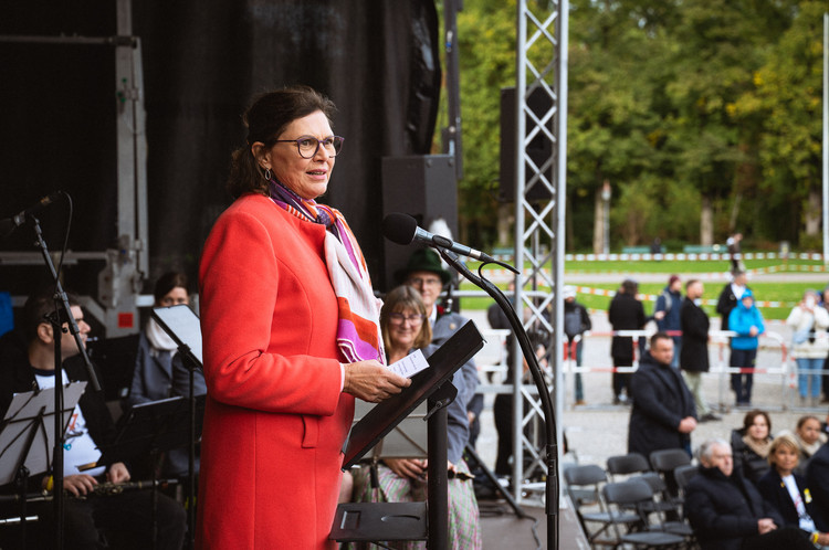 Landtagspräsidentin Ilse Aigner während ihrer Rede bei der Gedenkkundgebung „DACH gegen Hass!" auf dem Münchner Königsplatz. 