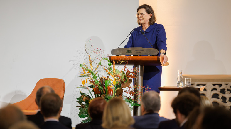 Landtagspräsidentin Ilse Aigner würdigt „Hochschule für Politik München“