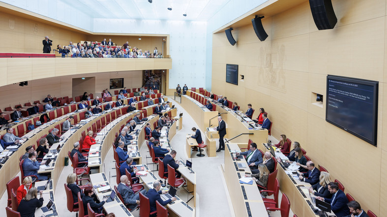 Landtag diskutiert über Wertebildung