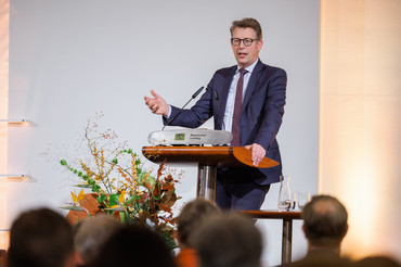 Staatsminister und HfP-Absolvent Markus Blume erlaubte sich in seinem Grußwort einen persönlichen Blick auf die Hochschule für Politik München.