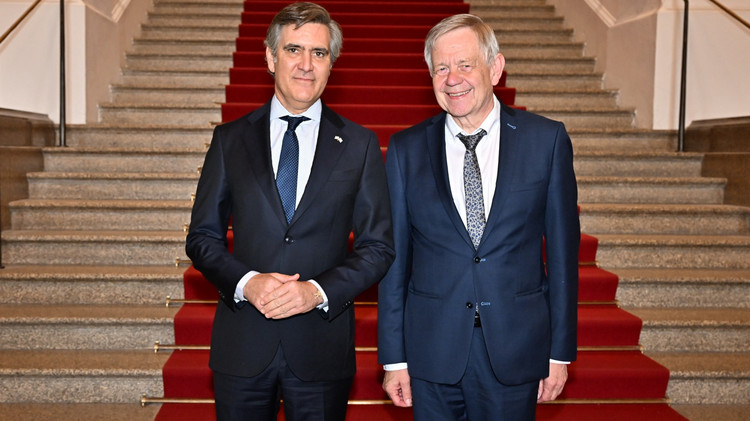 I. Landtagsvizepräsident Karl Freller und Botschafter Fernando Brun