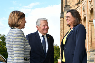 Landtagspräsidentin Ilse Aigner empfing Bundespräsident a.D. Dr. Joachim Gauck und seine Partnerin Daniela Schadt an der Westauffahrt des Maximilianeums.