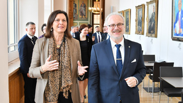 Ilse Aigner und Dr. Egils Levits im Wandelgang des Maximilianeums 