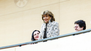Landtagspräsidentin begrüßt Dr. h.c. Charlotte Knobloch und weitere Ehrengäste im Plenum
