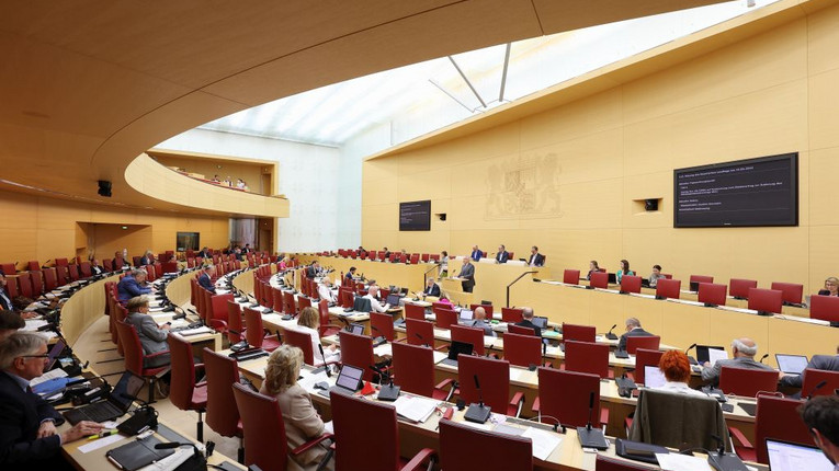 Verfolgen Sie hier die aktuelle Sitzung des Bayerischen Landtags per Video live mit.